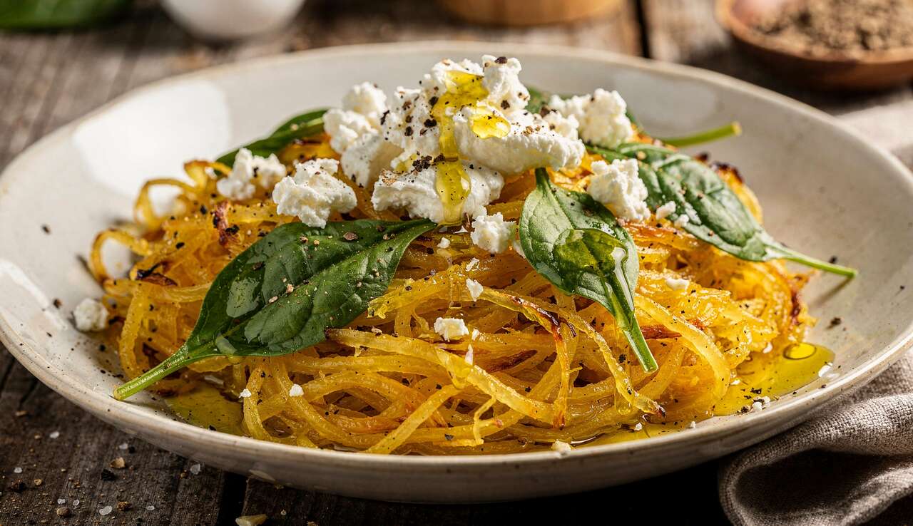 Courge spaghetti aux épinards et chèvre frais : recette savoureuse