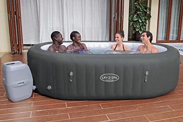 Découvrez le confort et la convivialité du spa Bestway Lay-Z-Spa Mauritius : idéal pour partager des moments de détente à 5 ou 7 personnes.