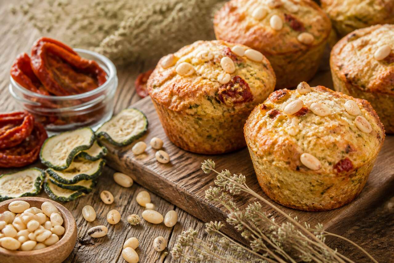 Muffins courgette-tomates aux pignons de pin : recette savoureuse