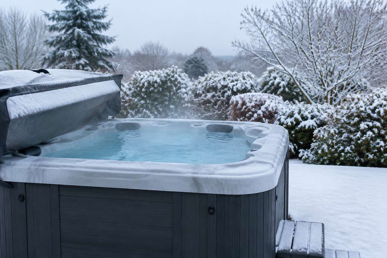 Peut-on laisser un spa dehors l&rsquo;hiver : crit&egrave;res m&eacute;t&eacute;o et risques r&eacute;els